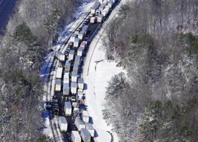 برف سنگین در شرق آمریکا و گرفتار شدن صد ها خودرو در بزرگراه