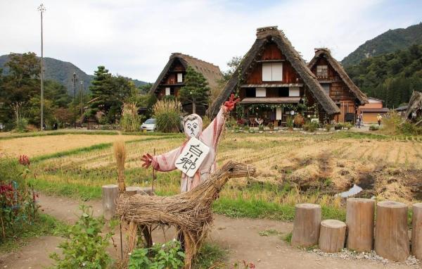 تصاویر روستایی خاص؛ 59 فواره مداوم آب پاشی می نمایند تا خانه ها آتش نگیرند